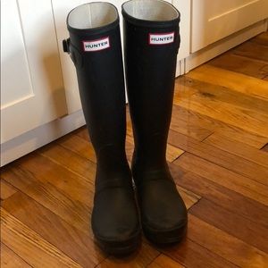 Black hunter boots